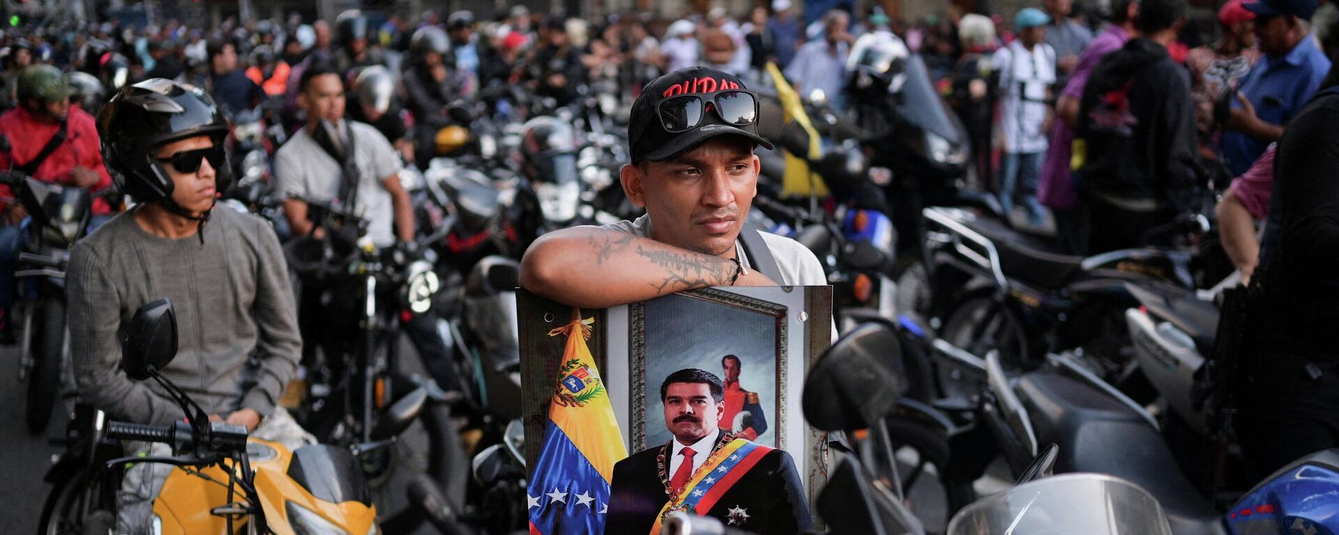 Karakas'taki gösterilerde Maduro'yu destekleyenler - Sputnik Türkiye, 1920, 05.01.2026