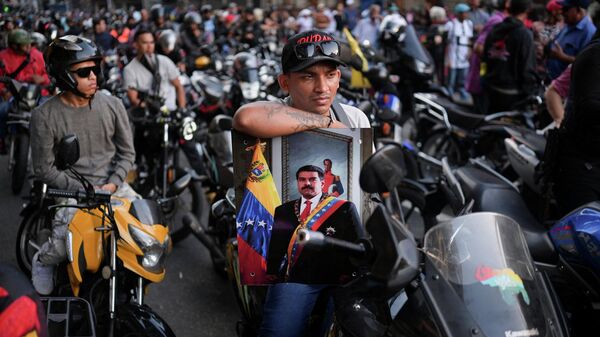 Karakas'taki gösterilerde Maduro'yu destekleyenler - Sputnik Türkiye