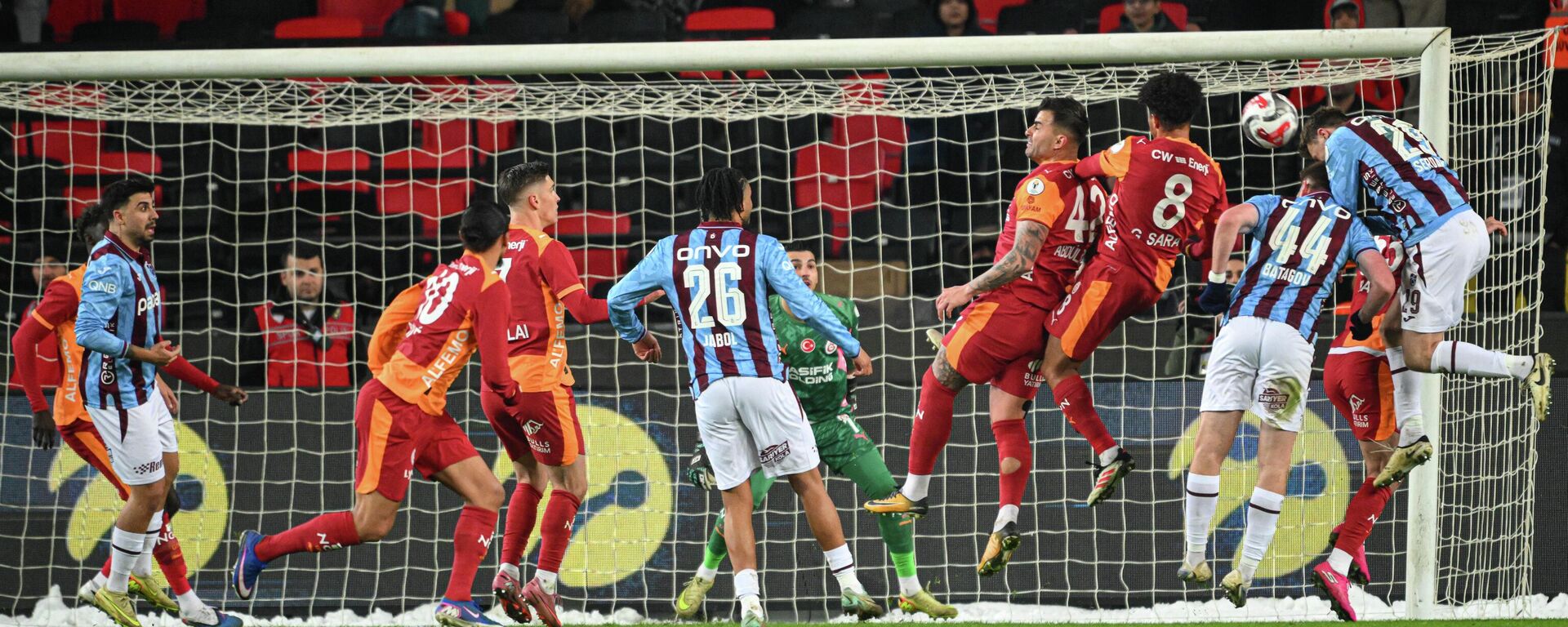 Turkcell Süper Kupa yarı finalinde Galatasaray ile Trabzonspor karşılaştı - Sputnik Türkiye, 1920, 05.01.2026