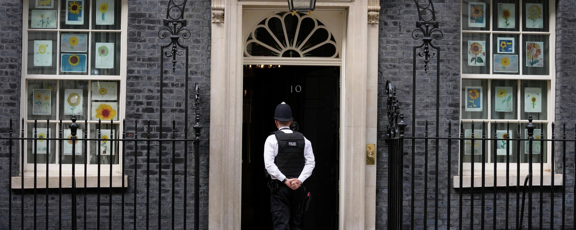 İngiliz polisi Başbakanlık konutunda - Sputnik Türkiye, 1920, 06.01.2026
