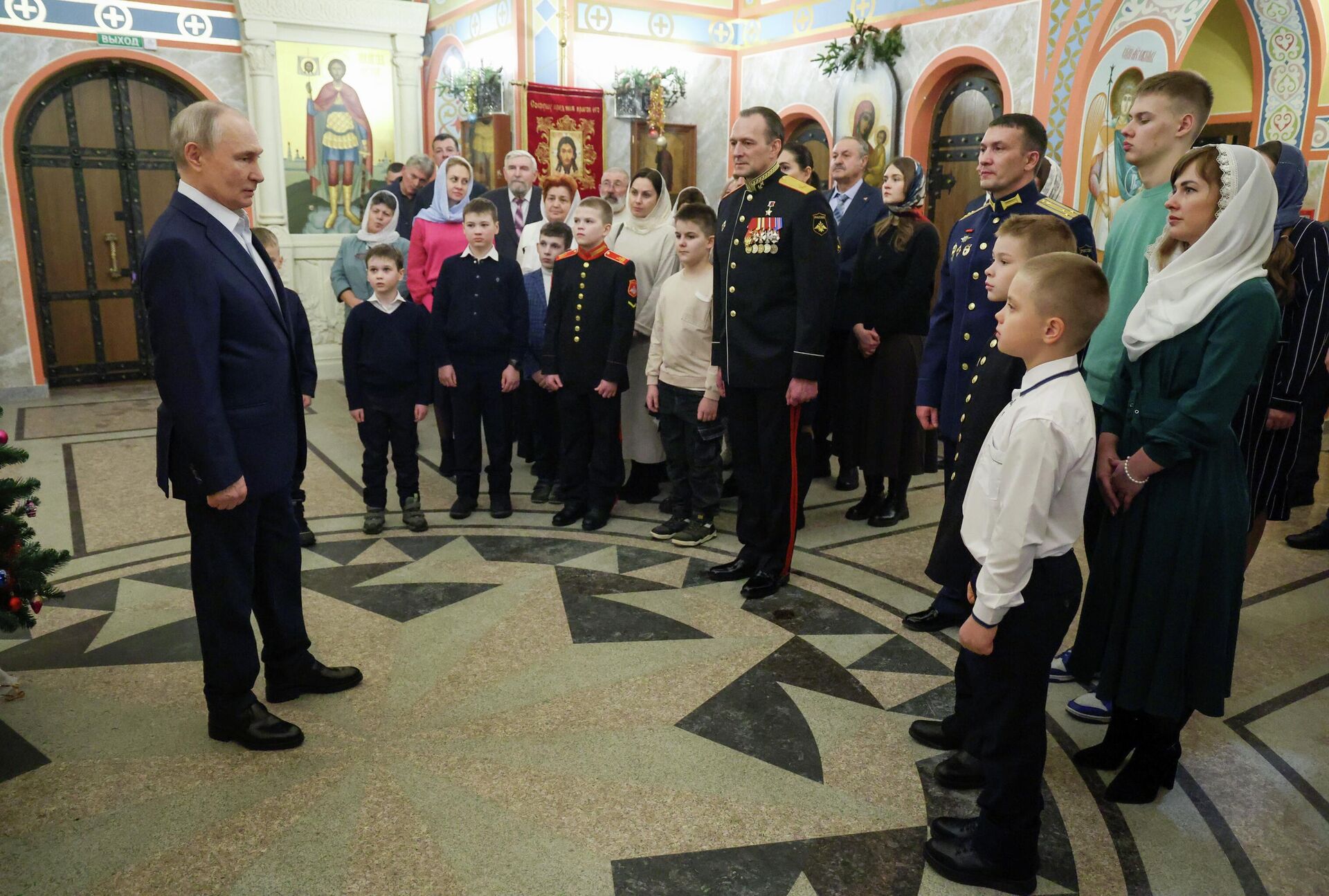 Президент Владимир Путин посетил рождественскую службу в Подмосковье - Sputnik Türkiye, 1920, 07.01.2026