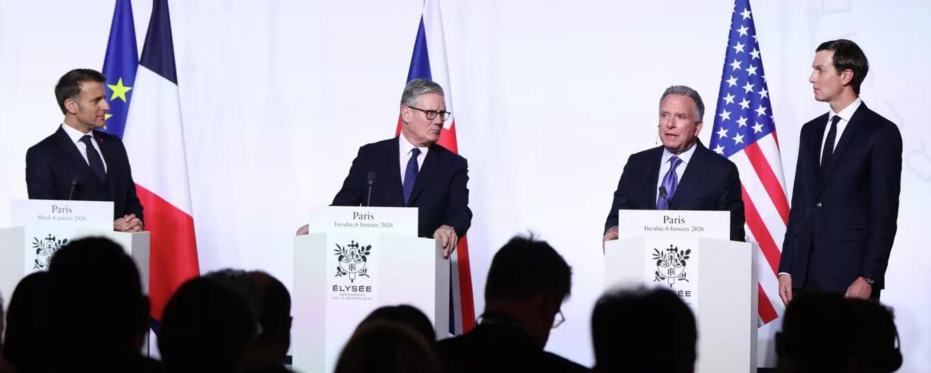 Emmanuel Macron, Keir Starmer, Steve Witkoff ve Jared Kushner, Fransa'nın başkenti Paris'te düzenlenen 'istekliler koalisyonu'nun basın toplantısında - Sputnik Türkiye, 1920, 07.01.2026