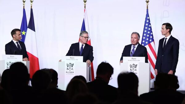 Emmanuel Macron, Keir Starmer, Steve Witkoff ve Jared Kushner, Fransa'nın başkenti Paris'te düzenlenen 'istekliler koalisyonu'nun basın toplantısında - Sputnik Türkiye