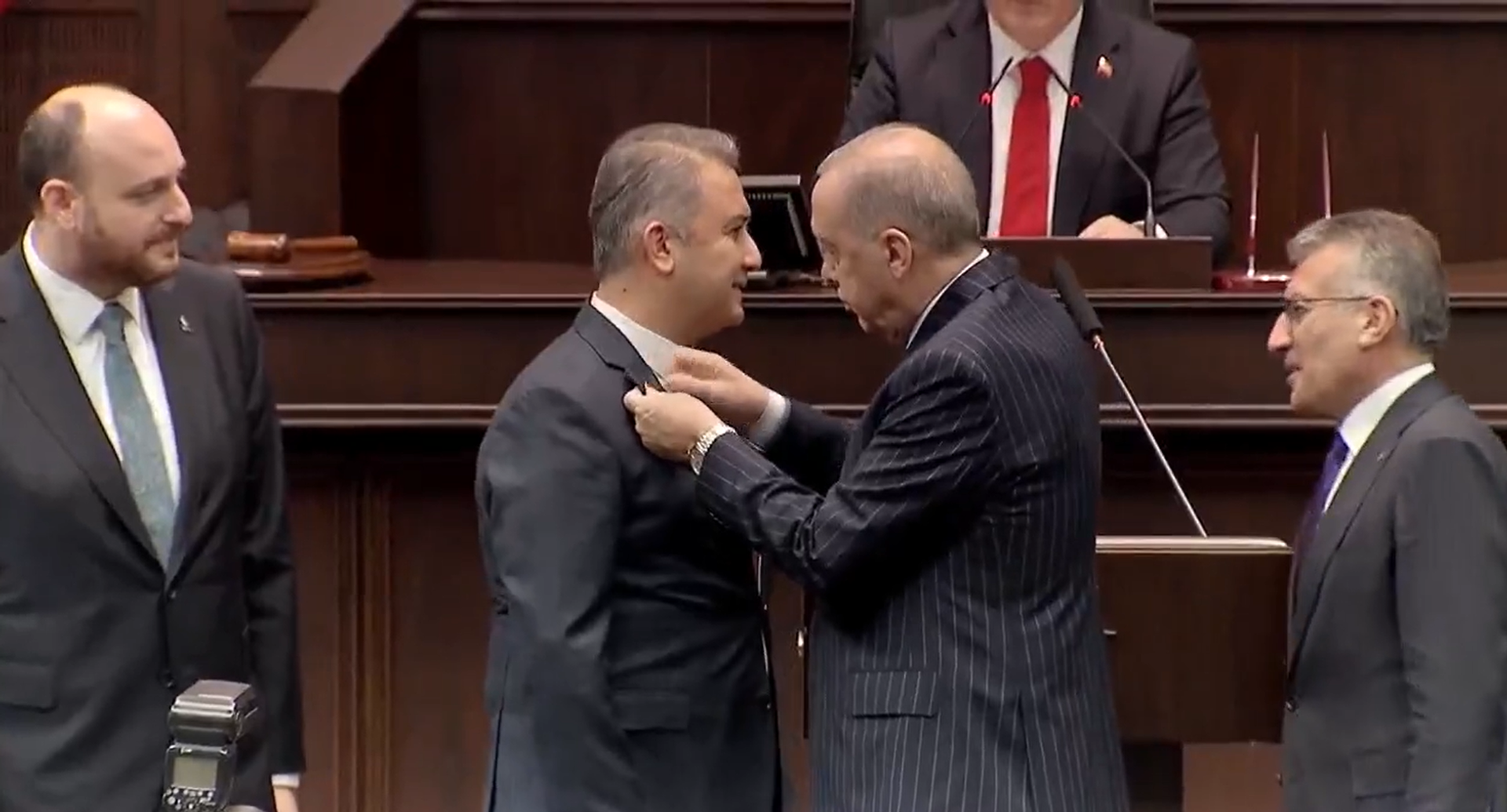 Erdoğan ilk olarak İsa Mesih Şahin'e rozetini taktı. - Sputnik Türkiye, 1920, 07.01.2026