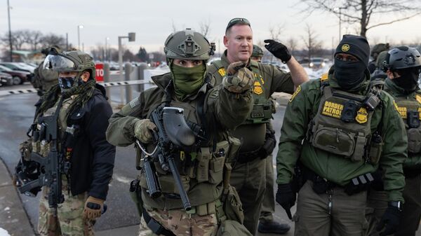 ABD'de ICE görevlileri protestoculara sert müdahalede bulundu - Sputnik Türkiye