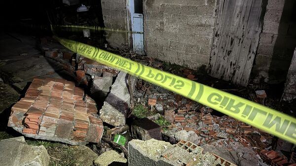 Bursa'nın Kestel ilçesinde lodos nedeniyle üzerine metruk binanın bahçe duvarı çöken kişi yaşamını yitirdi - Sputnik Türkiye