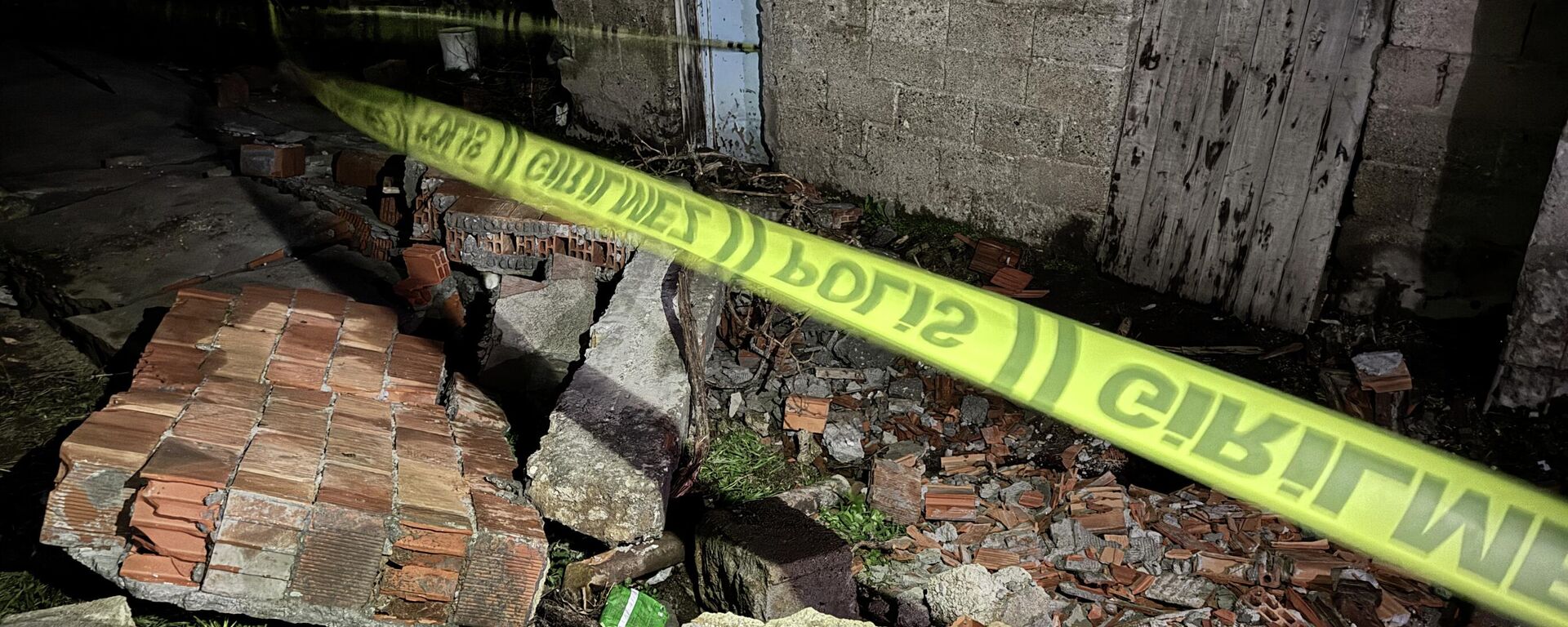 Bursa'nın Kestel ilçesinde lodos nedeniyle üzerine metruk binanın bahçe duvarı çöken kişi yaşamını yitirdi - Sputnik Türkiye, 1920, 08.01.2026