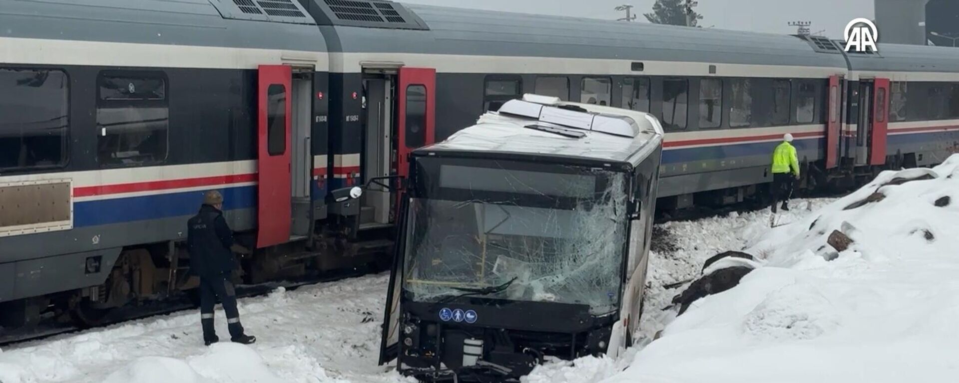 Diyarbakır'da trenle çarpışan belediye otobüsünün sürücüsü yaralandı - Sputnik Türkiye, 1920, 09.01.2026