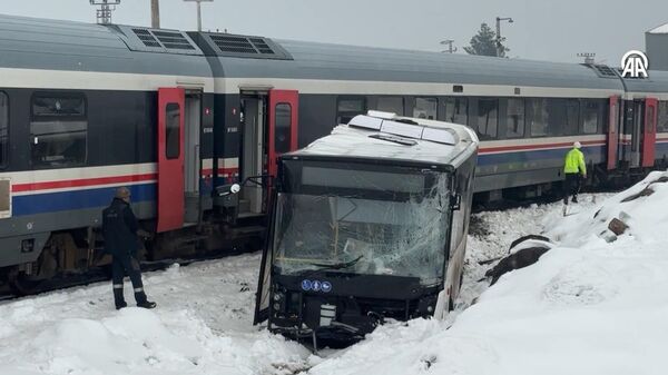 Diyarbakır'da trenle çarpışan belediye otobüsünün sürücüsü yaralandı - Sputnik Türkiye