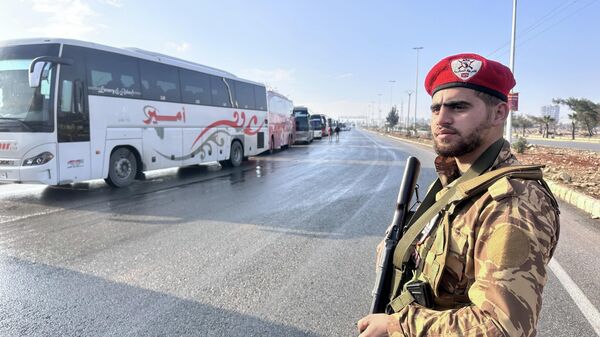 Halep'teki SDG mensuplarını nakledecek otobüsler bölgeye ulaştı - Sputnik Türkiye