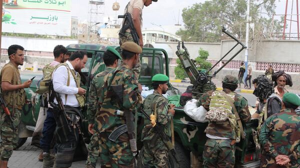 Police troopers gather around a military vehicle at a checkpoint after, according to the Saudi-backed coalition, Aidarous al-Zubaidi, the leader of Yemen's Southern Transitional Council (STC) - Sputnik Türkiye