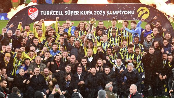 Galatasaray'ı 2-0 yenen Fenerbahçe, Turkcell Süper Kupa'nın sahibi oldu - Sputnik Türkiye