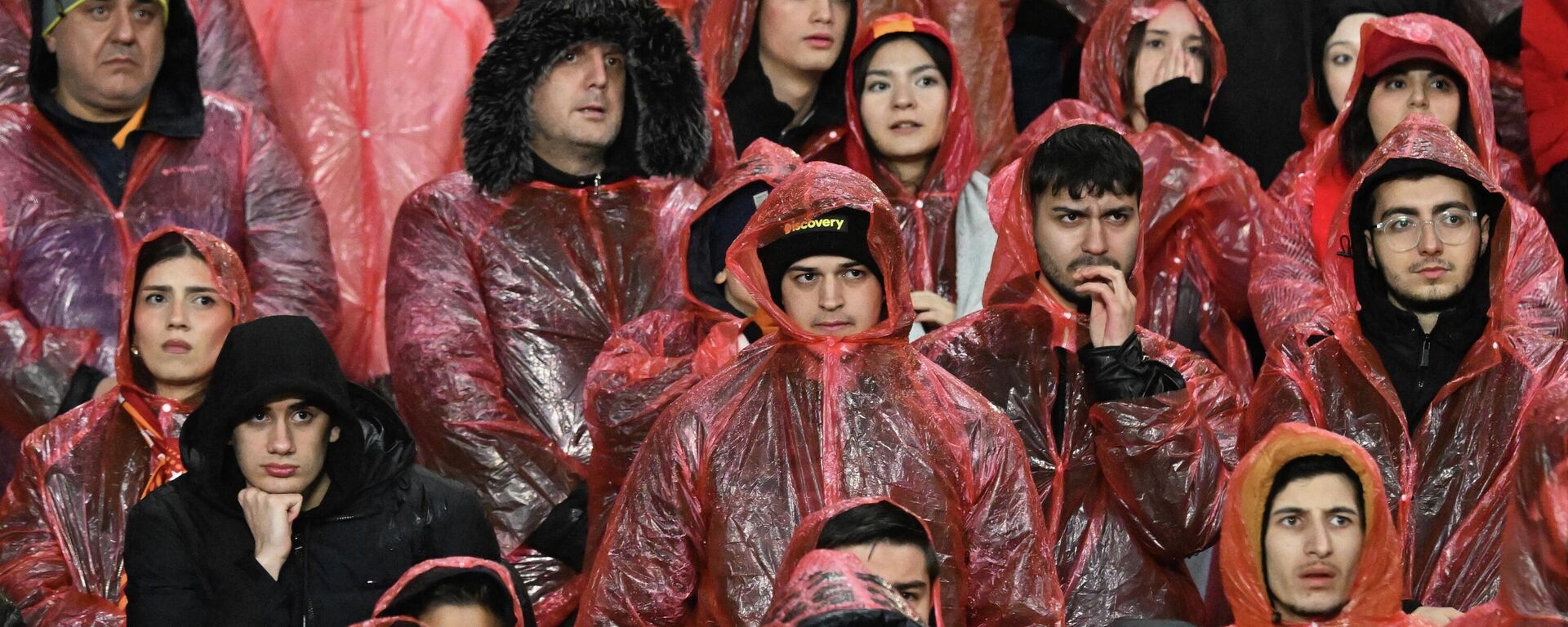 Galatasaraylı taraftarlar karşılaşmayı dağıtılan yağmurluklarla izledi.  - Sputnik Türkiye, 1920, 11.01.2026