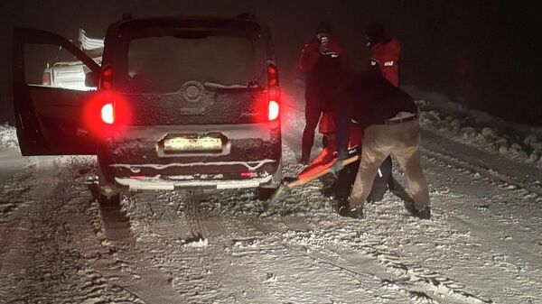  Muğla'da kar yağışı ve buzlanma nedeniyle Kavaklıdere ilçesi Gökçukur kara yolunda ulaşımda aksamalar yaşandı - Sputnik Türkiye