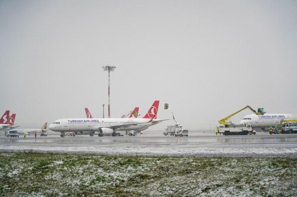 İstanbul Havalimanı'nda kar etkili olurken, ekipler önlem aldı. - Sputnik Türkiye