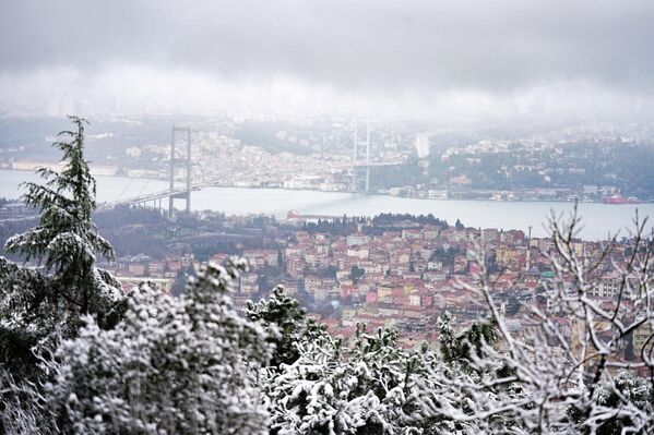İstanbul'da kar yağışı çoğu bölgeden gözlemlendi. - Sputnik Türkiye