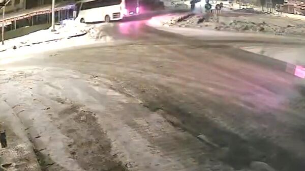 Yolcu otobüsünün dinlenme tesisine çarpması güvenlik kamerasında - Sputnik Türkiye