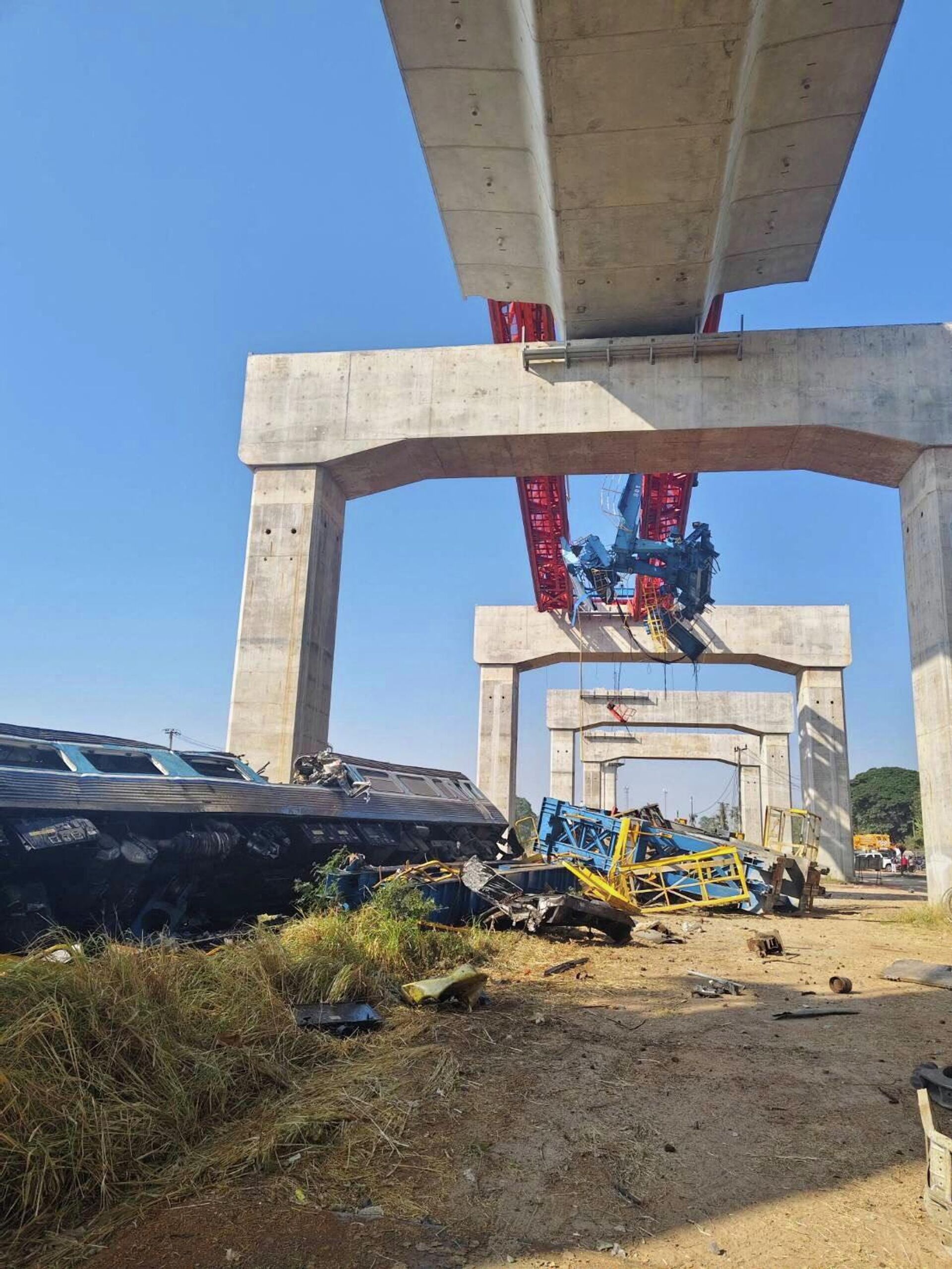 Tayland'da vinç seyir halindeki trenin üstüne düştü- 22 kişi öldü, en az 30 kişi yaralandı - Sputnik Türkiye, 1920, 14.01.2026