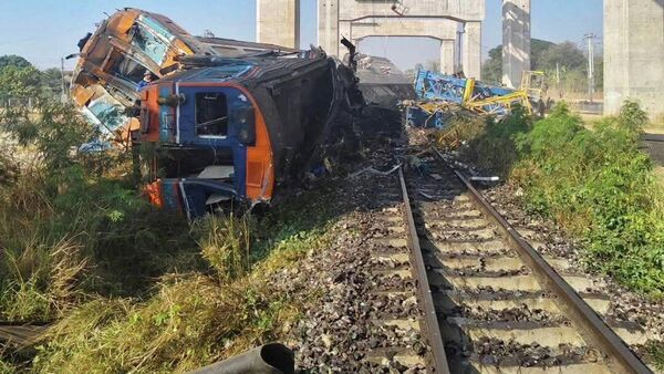 Tayland'da vinç seyir halindeki trenin üstüne düştü- 22 kişi öldü, en az 30 kişi yaralandı - Sputnik Türkiye