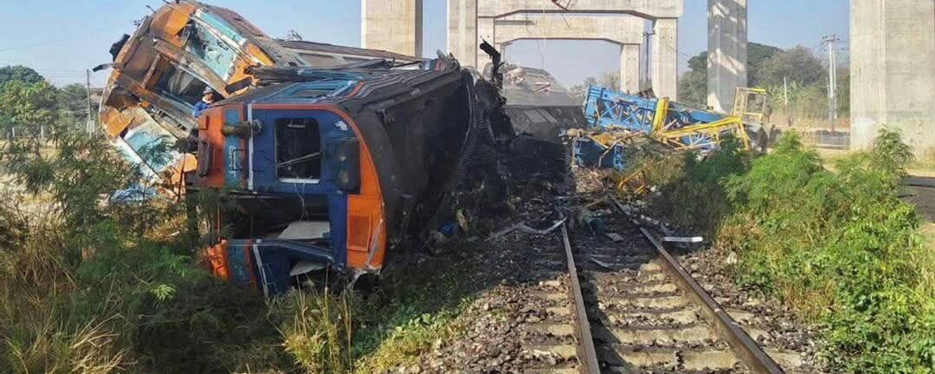 Tayland'da vinç seyir halindeki trenin üstüne düştü- 22 kişi öldü, en az 30 kişi yaralandı - Sputnik Türkiye, 1920, 14.01.2026
