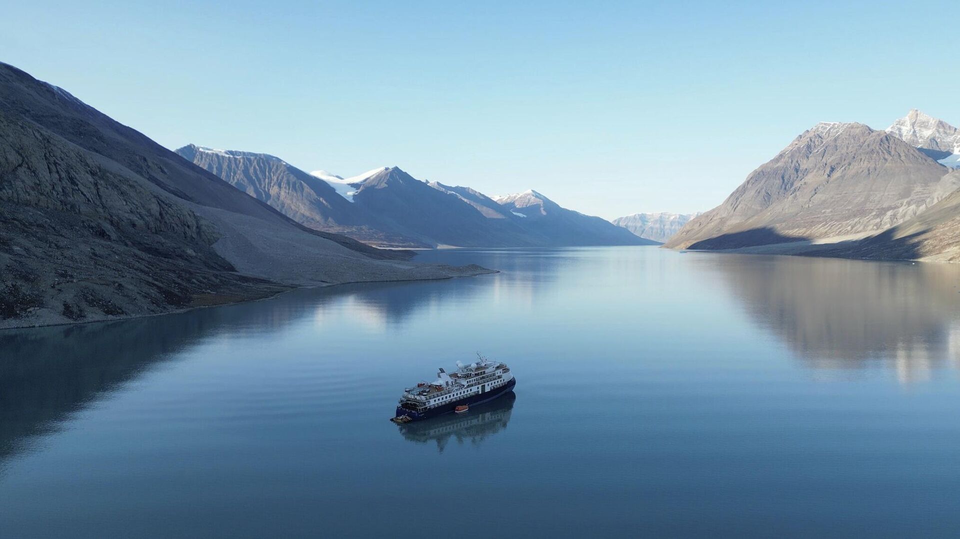 Судно Ocean Explorer на северо-востоке национального парка Гренландии Судно Ocean Explorer на северо-востоке национального парка Гренландии - Sputnik Türkiye, 1920, 14.01.2026