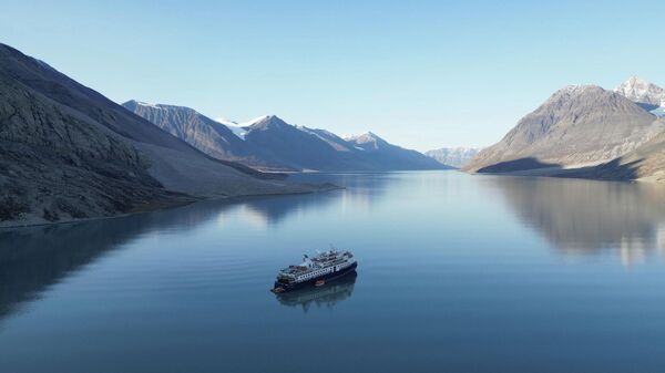 Судно Ocean Explorer на северо-востоке национального парка Гренландии - Sputnik Türkiye