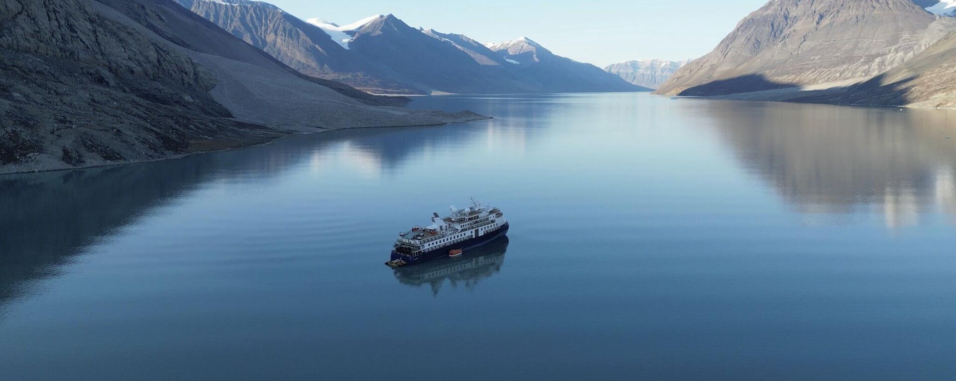 Судно Ocean Explorer на северо-востоке национального парка Гренландии - Sputnik Türkiye, 1920, 14.01.2026