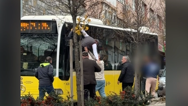 İETT şoförü hızını alamadı, camdan fırladı: Yumruklar havada uçuştu - Sputnik Türkiye