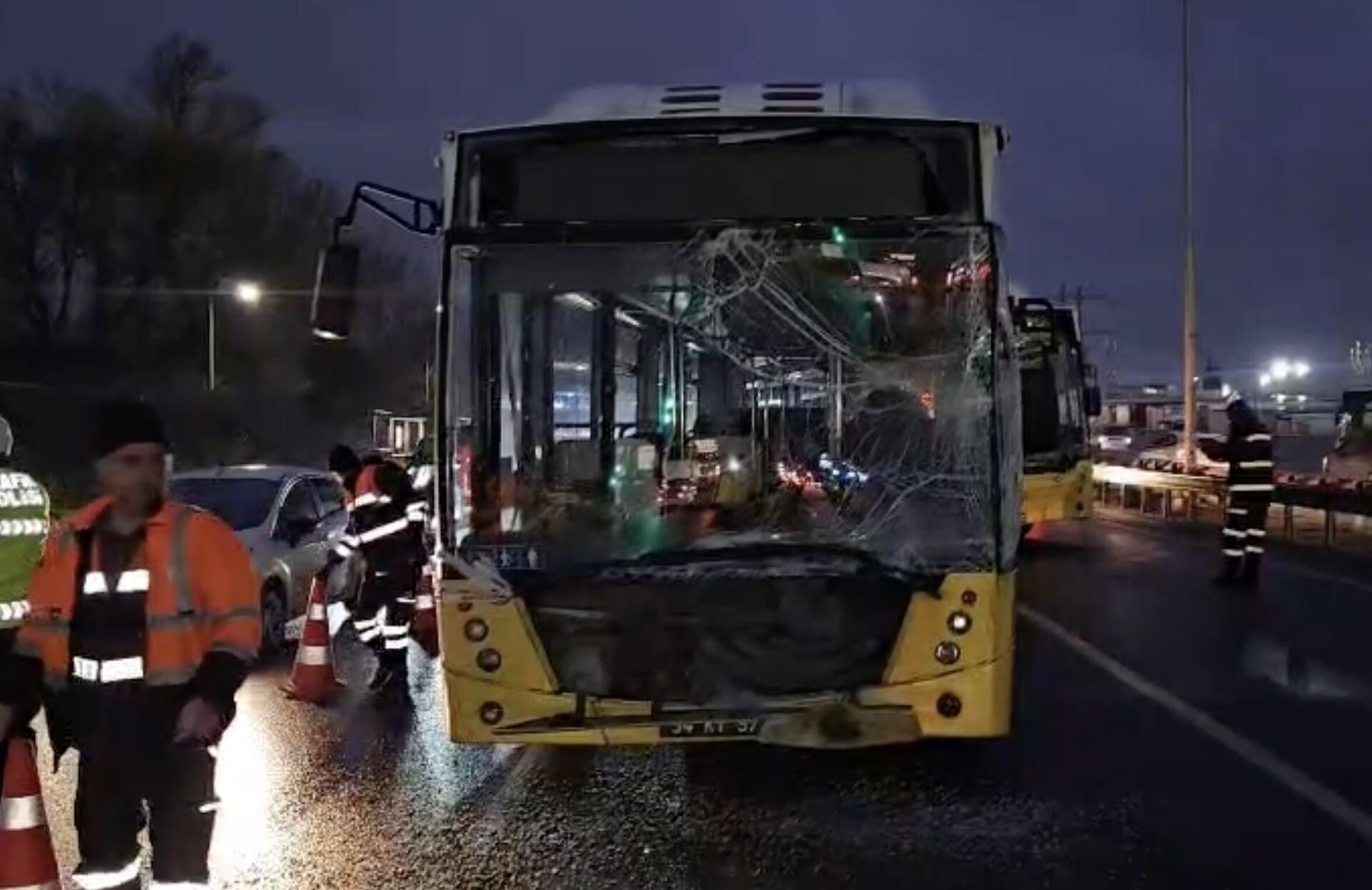 İstanbul'da 3 İETT otobüsü çarpıştı: Zincirleme kazada 5 kişi yaralandı - Sputnik Türkiye, 1920, 15.01.2026