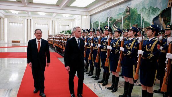 Mark Carney ve  Li Qiang - Sputnik Türkiye