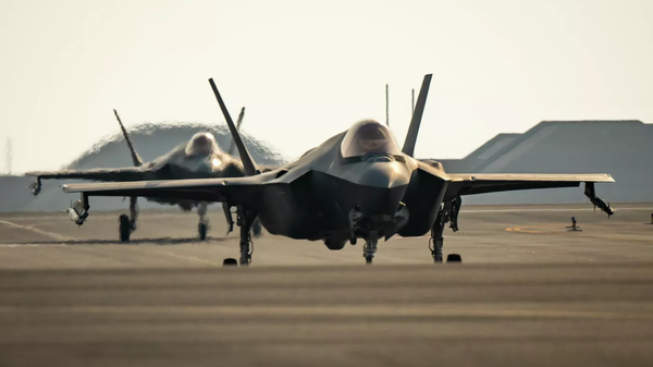 El Udeid Hava Üssü'nde ABD Hava Kuvvetleri'ne ait F-35A Lightning II jetleri - Sputnik Türkiye