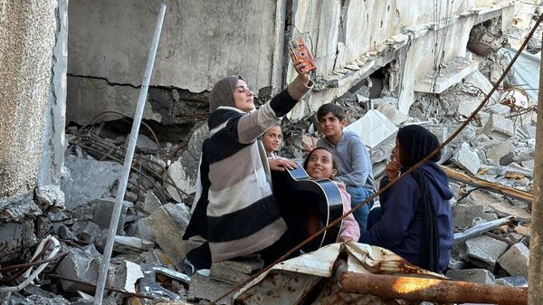 Savaşın doğurduğu müzik: Gazze’li müzik öğretmeni, mülteci çocuklara şan dersleri veriyor - Sputnik Türkiye