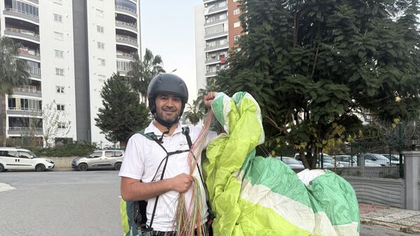 Mersin'in Silifke ilçesinde uçuş yapan yamaç paraşütçüsü çam dikimi yapan orman işçilerinin çay daveti üzerine kırsal alana iniş yaptı - Sputnik Türkiye