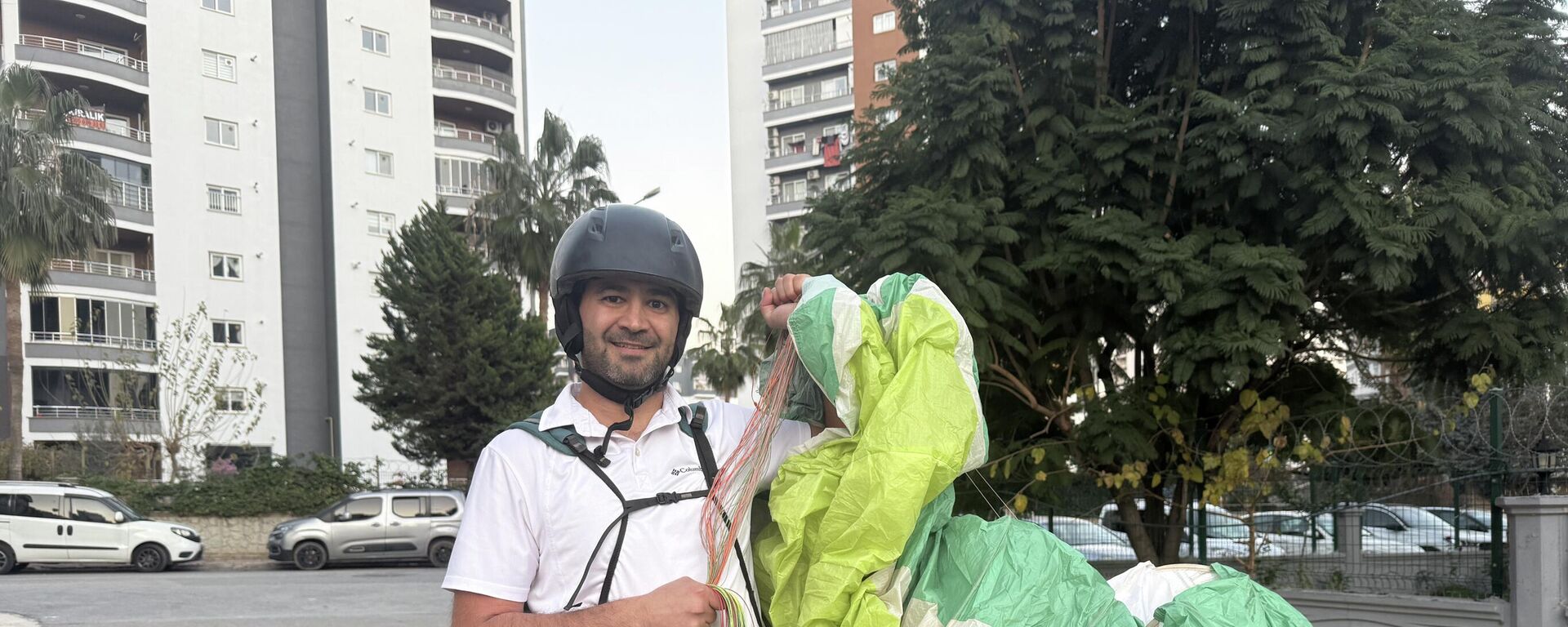 Mersin'in Silifke ilçesinde uçuş yapan yamaç paraşütçüsü çam dikimi yapan orman işçilerinin çay daveti üzerine kırsal alana iniş yaptı - Sputnik Türkiye, 1920, 16.01.2026