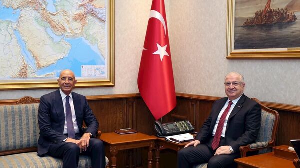 Millî Savunma Bakanı Yaşar Güler, ABD'nin Ankara Büyükelçisi ve Suriye Özel Temsilcisi Tom Barrack - Sputnik Türkiye