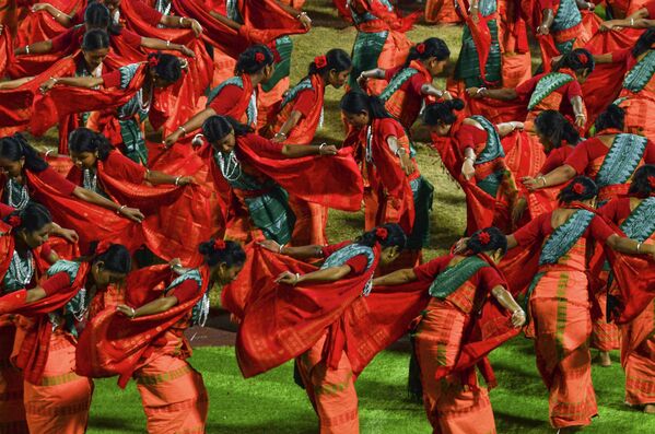 Dansçılar, Assam bölgesine özgü geleneksel Bagrumba halk dansını eş zamanlı olarak sergiledi. Etkinlik, dünyanın en kalabalık geleneksel halk dansı performanslarından biri olma hedefiyle düzenlendi. - Sputnik Türkiye
