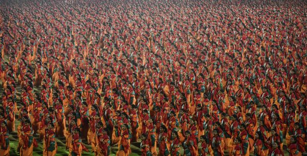 Hindistan’ın Assam eyaletinin Guwahati kentinde bulunan Sarusajai Stadyumu’nda, Guinness Dünya Rekoru denemesi kapsamında yaklaşık 10 bin dansçı bir araya geldi. - Sputnik Türkiye