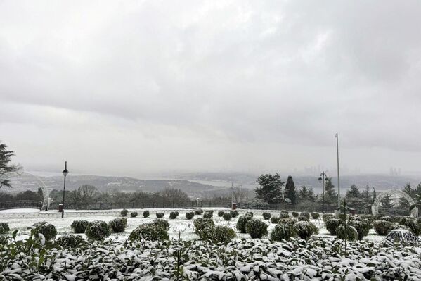 İstanbul'da aralıklarla devam eden kar yağışı Üsküdar'ın yüksek kesimlerinde etkili oldu. - Sputnik Türkiye