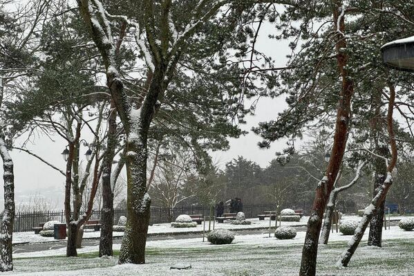 Çamlıca Tepesi yağışın ardından beyaza büründü.  - Sputnik Türkiye