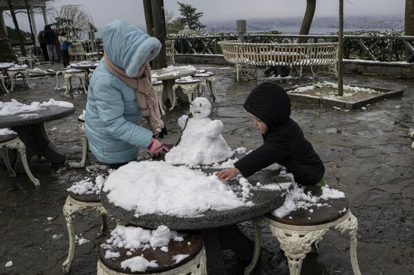 İstanbul'da aralıklarla devam eden kar yağışı kentin bazı bölgelerine etkili olmaya devam ediyor. Çamlıca Tepesi'nde kar yağışı sonrası vatandaşlar keyifli vakit geçirdi.  - Sputnik Türkiye