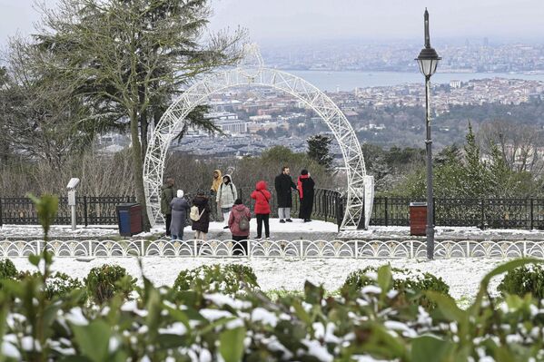 İstanbul'da aralıklarla devam eden kar yağışı kentin bazı bölgelerine etkili olmaya devam ediyor. Çamlıca Tepesi'nde kar yağışı sonrası vatandaşlar keyifli vakit geçirdi. - Sputnik Türkiye