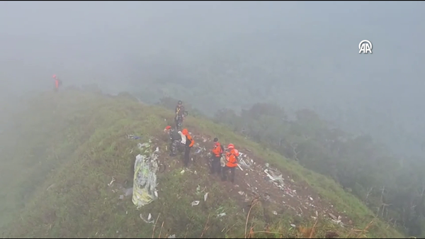 Endonezya'da 11 kişiyi taşıyan ve kaybolan uçağın enkazı bulundu - Sputnik Türkiye