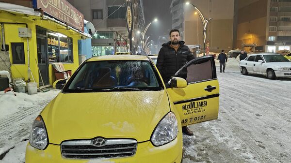 Muş'ta taksi şoförü, araçta ateşi yükselen 2 yaşındaki çocuğu trafikte ilerleyemeyince kucağında taşıyarak hastaneye yetiştirdi - Sputnik Türkiye