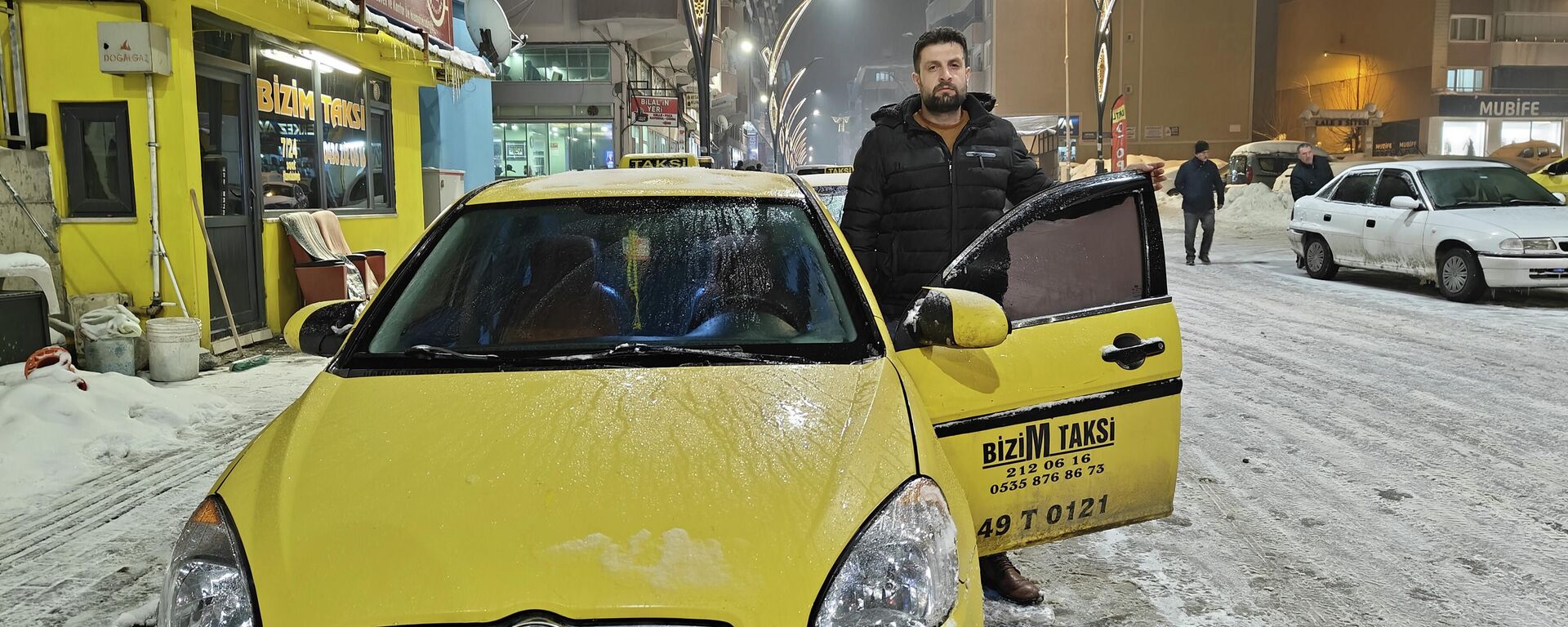 Muş'ta taksi şoförü, araçta ateşi yükselen 2 yaşındaki çocuğu trafikte ilerleyemeyince kucağında taşıyarak hastaneye yetiştirdi - Sputnik Türkiye, 1920, 18.01.2026