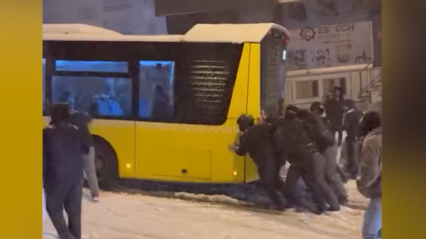 İETT otobüsü kar yağışı sebebiyle yokuşu çıkamadı - Sputnik Türkiye