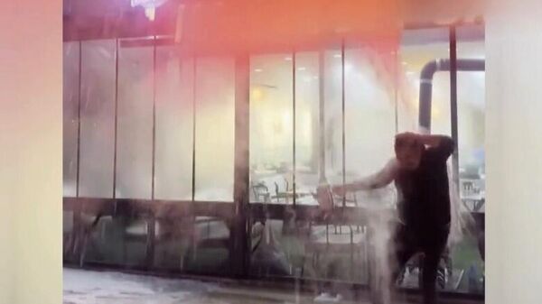 Soğuk havayı test etmek için havaya sıcak su fırlattı, göğsü ve sırtı yandı: 'Buz tutar dedik ama kendimizi yaktık' - Sputnik Türkiye