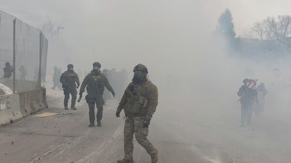 Minnesota eyaletinin Minneapolis kentinde ICE karşı protestolar devam ediyor - Sputnik Türkiye