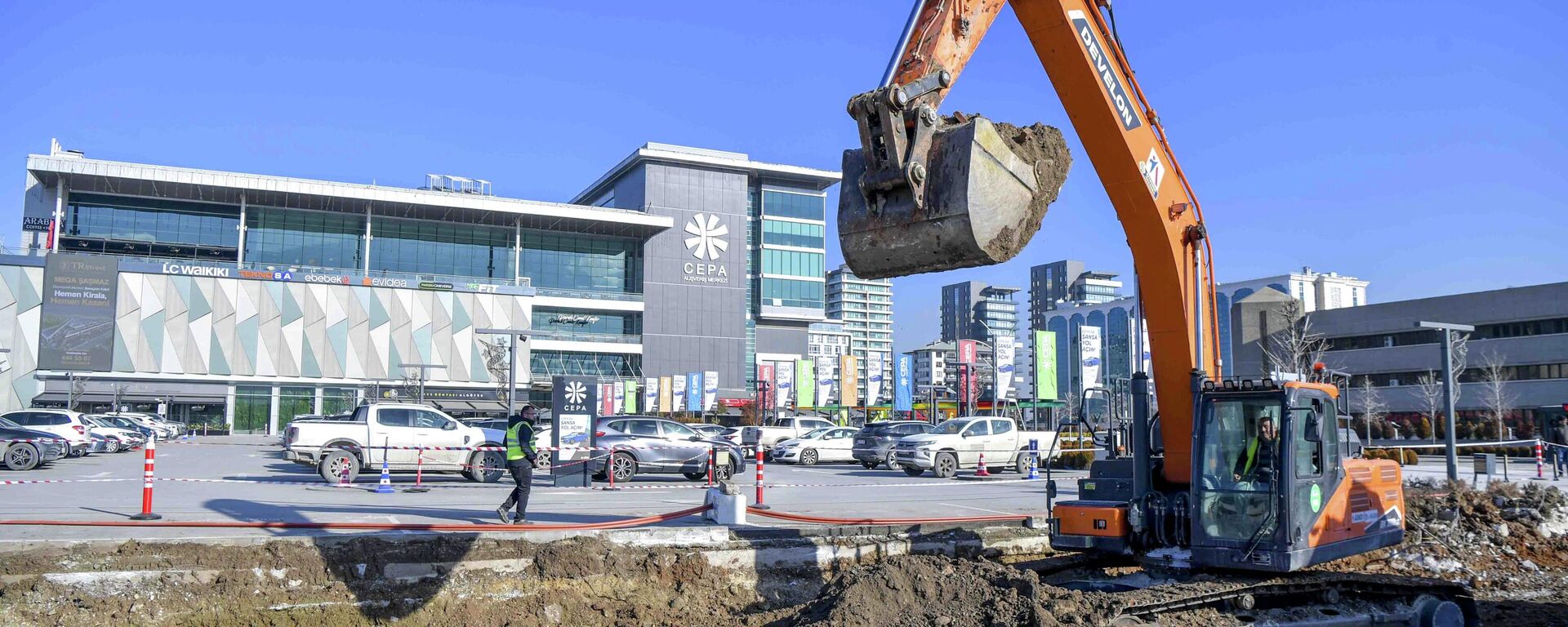 Ankara'da AVM çevresindeki trafik sıkışıklığı - Sputnik Türkiye, 1920, 19.01.2026