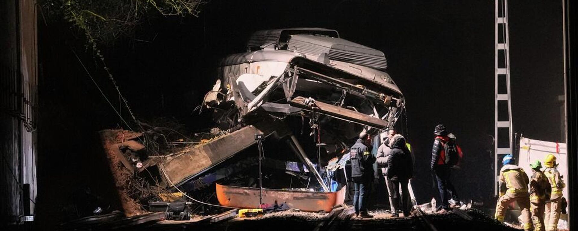 Emergency crews respond after a commuter train derailed when a retaining wall collapsed onto the tracks in Gelida, near Barcelona, Spain, Tuesday, Jan. 20, 2026. - Sputnik Türkiye, 1920, 21.01.2026
