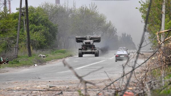 Инженерная машина разграждения ИМР-2 на дороге в Мариуполе - Sputnik Türkiye